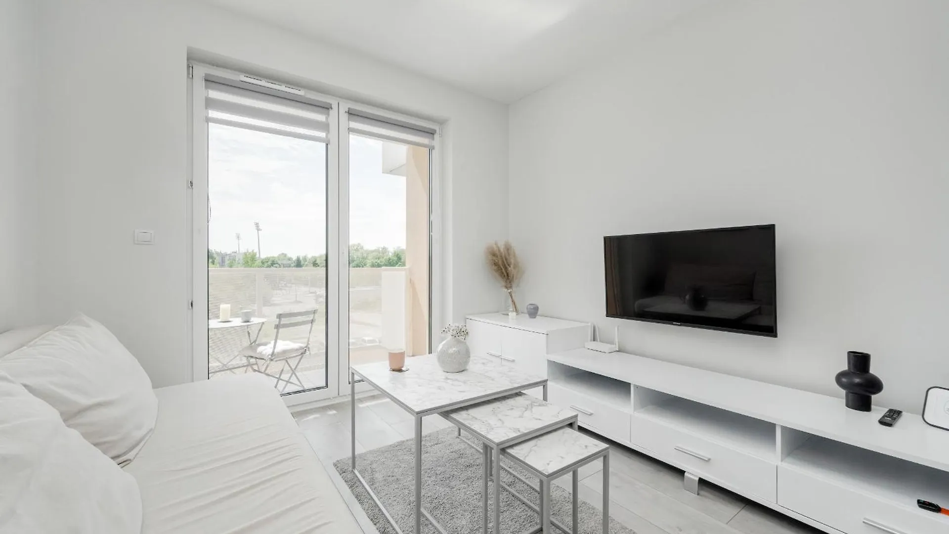 Miedziana Bright Apartment With Balcony And Parking Wroclaw By Noclegi Renters